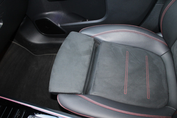 Mercedes-Benz B-Klasse 200 Business Solution AMG | Panoramadak | Trekhaak | Camera | Stoelverwarming | CarPlay