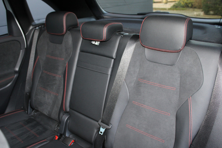 Mercedes-Benz B-Klasse 200 Business Solution AMG | Panoramadak | Trekhaak | Camera | Stoelverwarming | CarPlay