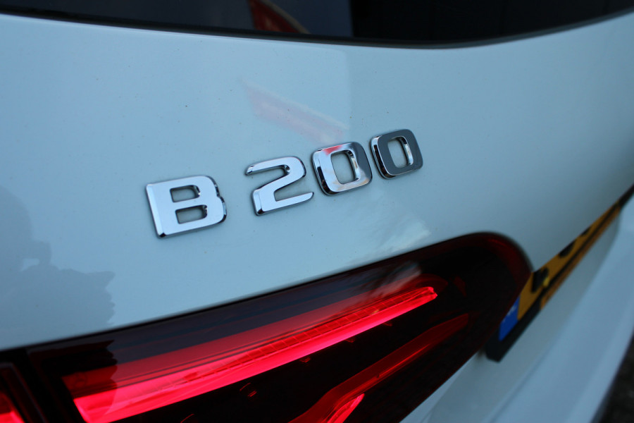 Mercedes-Benz B-Klasse 200 Business Solution AMG | Panoramadak | Trekhaak | Camera | Stoelverwarming | CarPlay