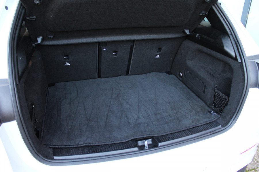 Mercedes-Benz B-Klasse 200 Business Solution AMG | Panoramadak | Trekhaak | Camera | Stoelverwarming | CarPlay