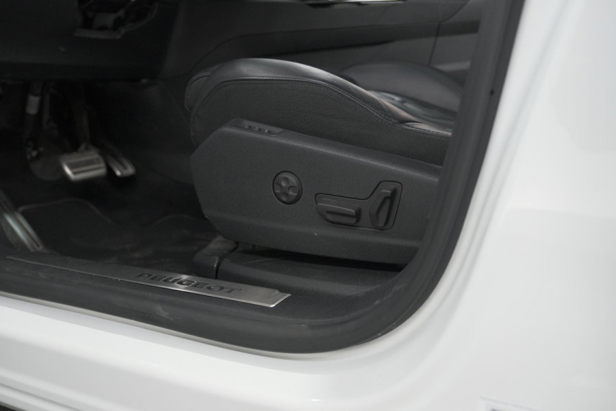 Peugeot 5008 PureTech 130 EAT8 GT Black Pack | Trekhaak | Panoramadak | 360 Camera | FOCAL® | Adaptieve Cruise Control