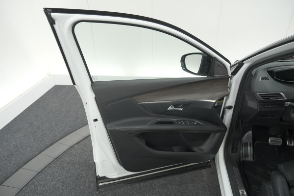 Peugeot 5008 PureTech 130 EAT8 GT Black Pack | Trekhaak | Panoramadak | 360 Camera | FOCAL® | Adaptieve Cruise Control