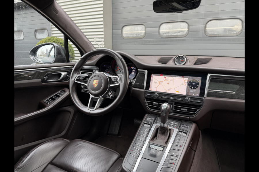 Porsche Macan 3.0 S Sport Chrono | Panoramadak | 360* Camera | 21 Inch Lichtmetalen Velgen | Elektrische Trekhaak | Sportuitlaat |