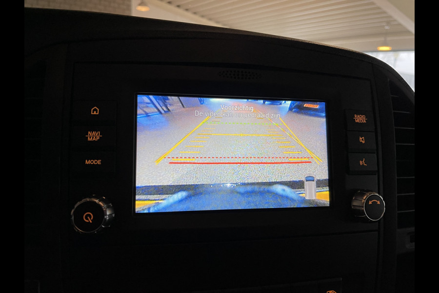 Mercedes-Benz EVITO TOURER PRO L2 / actie radius 150 km / 100% electrisch / zero emissie / 7 persoons / vaste prijs rijklaar € 25.950 ex btw / € 31.399,50 incl btw / lease vanaf € 424 / leer / electrische deuren L+R / zwart metallic