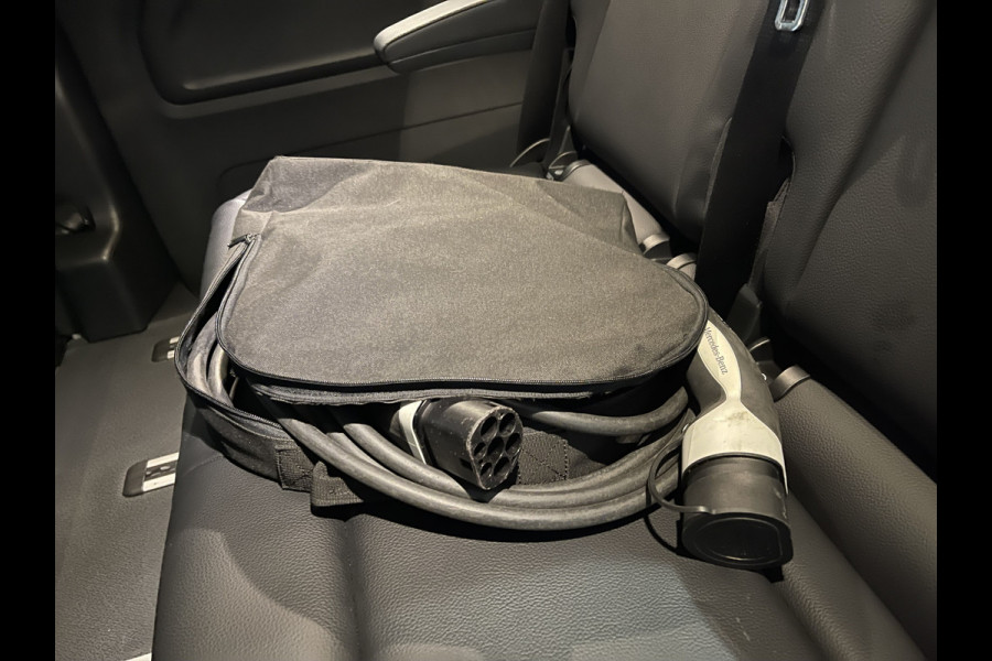 Mercedes-Benz EVITO TOURER PRO L2 / actie radius 150 km / 100% electrisch / zero emissie / 7 persoons / vaste prijs rijklaar € 25.950 ex btw / € 31.399,50 incl btw / lease vanaf € 424 / leer / electrische deuren L+R / zwart metallic