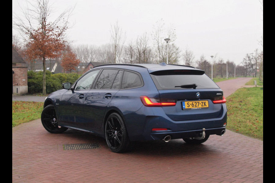 BMW 3 Serie Touring 330e | Plug-In Hybride | 19 Inch | Trekhaak | NL-Auto | Facelift model |