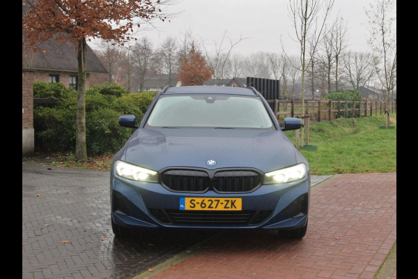 BMW 3 Serie Touring 330e | Plug-In Hybride | 19 Inch | Trekhaak | NL-Auto | Facelift model |