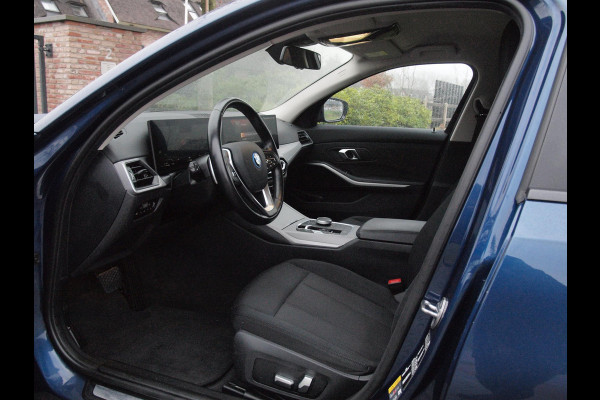 BMW 3 Serie Touring 330e | Plug-In Hybride | 19 Inch | Trekhaak | NL-Auto | Facelift model |