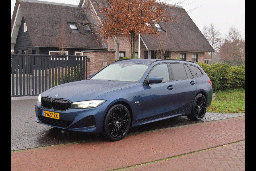 BMW 3 Serie Touring 330e | Plug-In Hybride | 19 Inch | Trekhaak | NL-Auto | Facelift model |