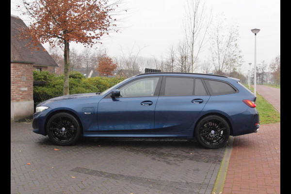 BMW 3 Serie Touring 330e | Plug-In Hybride | 19 Inch | Trekhaak | NL-Auto | Facelift model |