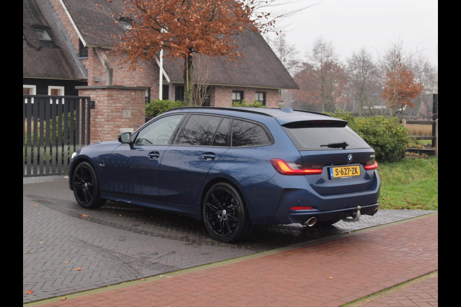 BMW 3 Serie Touring 330e | Plug-In Hybride | 19 Inch | Trekhaak | NL-Auto | Facelift model |