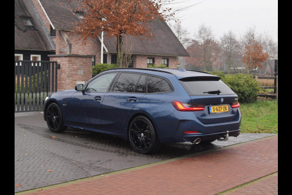 BMW 3 Serie Touring 330e | Plug-In Hybride | 19 Inch | Trekhaak | NL-Auto | Facelift model |