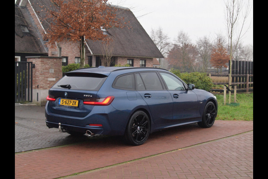 BMW 3 Serie Touring 330e | Plug-In Hybride | 19 Inch | Trekhaak | NL-Auto | Facelift model |