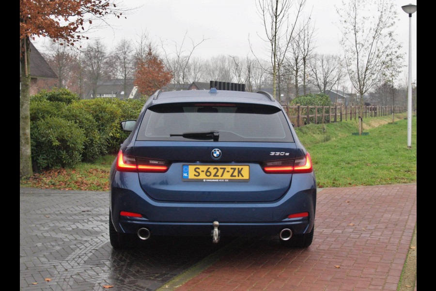 BMW 3 Serie Touring 330e | Plug-In Hybride | 19 Inch | Trekhaak | NL-Auto | Facelift model |
