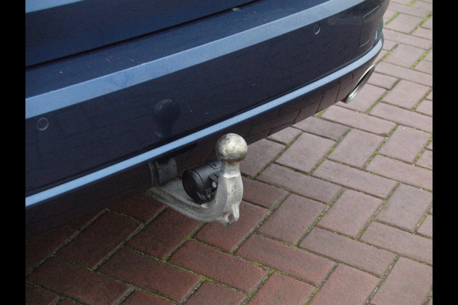 BMW 3 Serie Touring 330e | Plug-In Hybride | 19 Inch | Trekhaak | NL-Auto | Facelift model |