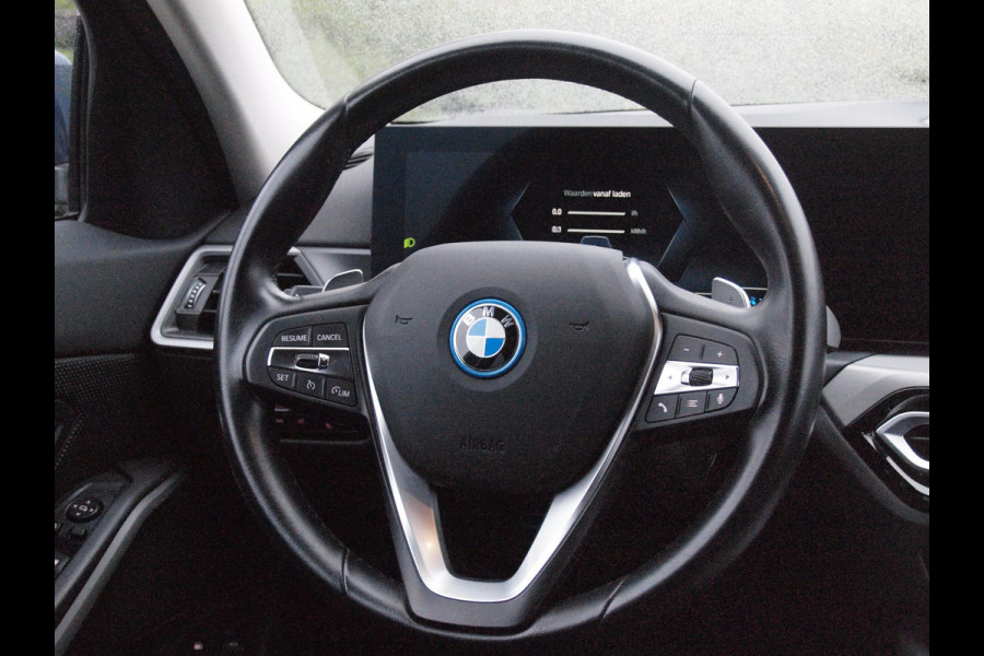 BMW 3 Serie Touring 330e | Plug-In Hybride | 19 Inch | Trekhaak | NL-Auto | Facelift model |
