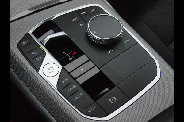 BMW 3 Serie Touring 330e | Plug-In Hybride | 19 Inch | Trekhaak | NL-Auto | Facelift model |