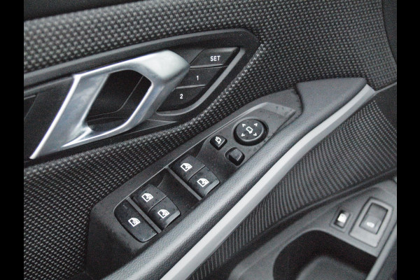 BMW 3 Serie Touring 330e | Plug-In Hybride | 19 Inch | Trekhaak | NL-Auto | Facelift model |