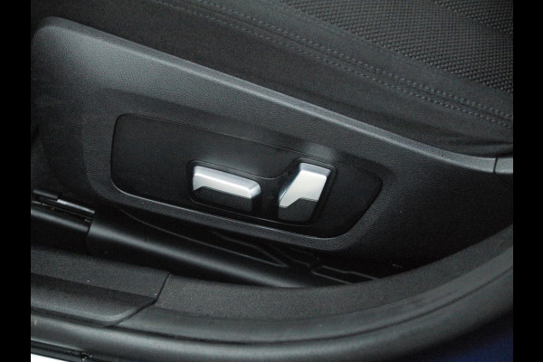 BMW 3 Serie Touring 330e | Plug-In Hybride | 19 Inch | Trekhaak | NL-Auto | Facelift model |