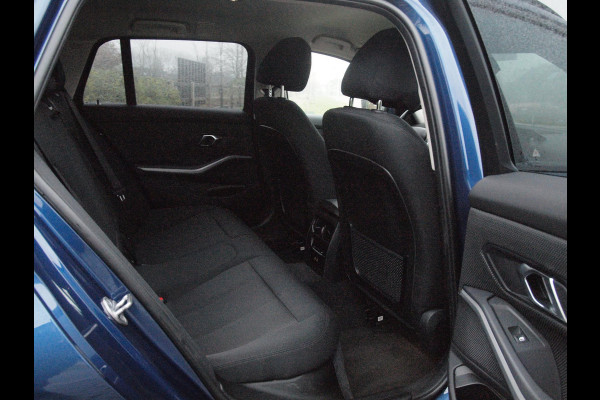 BMW 3 Serie Touring 330e | Plug-In Hybride | 19 Inch | Trekhaak | NL-Auto | Facelift model |