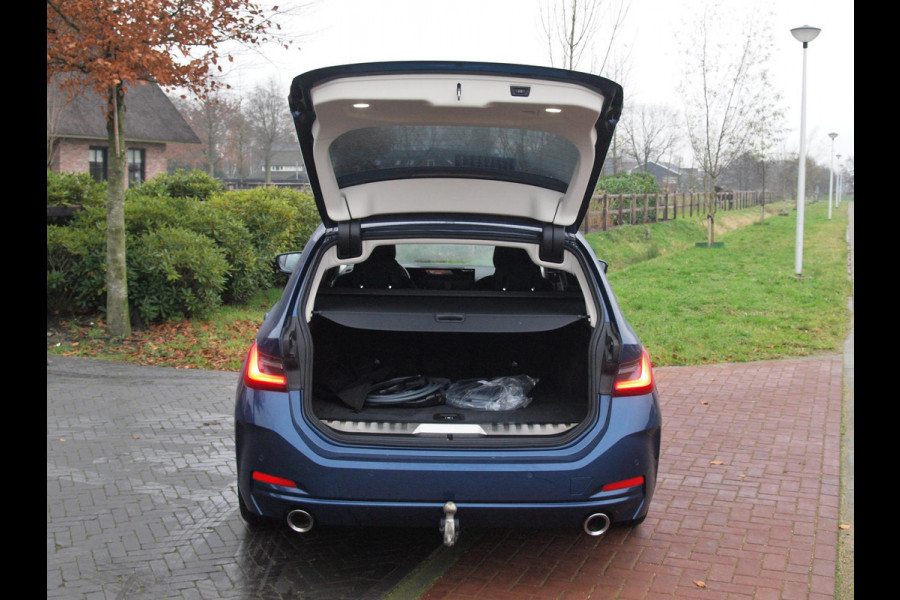 BMW 3 Serie Touring 330e | Plug-In Hybride | 19 Inch | Trekhaak | NL-Auto | Facelift model |