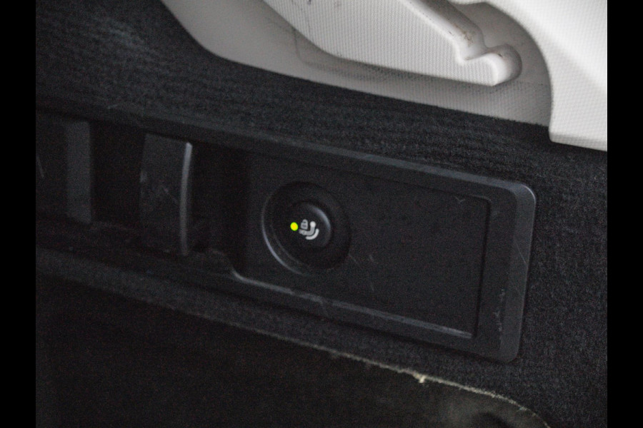 BMW 3 Serie Touring 330e | Plug-In Hybride | 19 Inch | Trekhaak | NL-Auto | Facelift model |