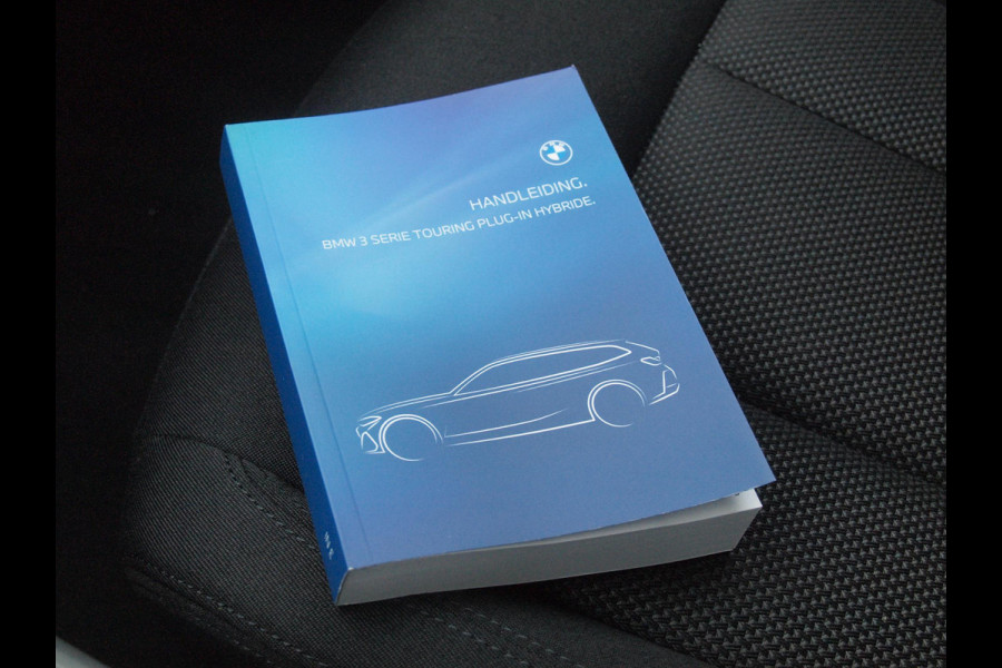 BMW 3 Serie Touring 330e | Plug-In Hybride | 19 Inch | Trekhaak | NL-Auto | Facelift model |