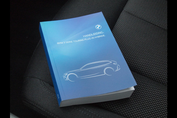 BMW 3 Serie Touring 330e | Plug-In Hybride | 19 Inch | Trekhaak | NL-Auto | Facelift model |