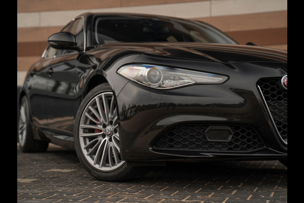 Alfa Romeo Giulia 2.0T 300pk Q2 | Performance Pack | Veloce stoelen | NL-auto | Adapt. onderstel