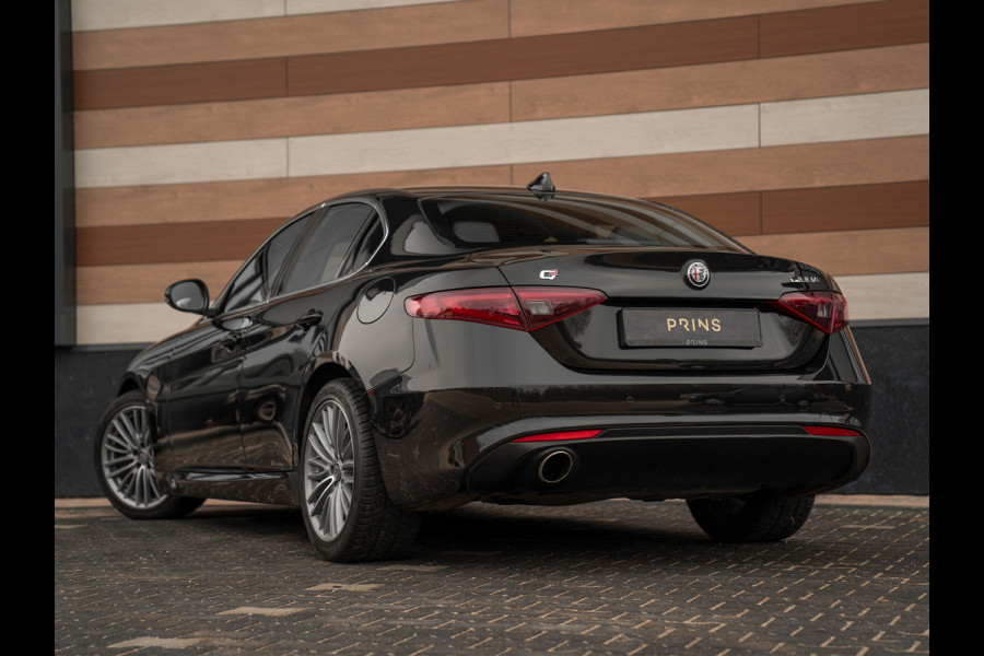 Alfa Romeo Giulia 2.0T 300pk Q2 | Performance Pack | Veloce stoelen | NL-auto | Adapt. onderstel