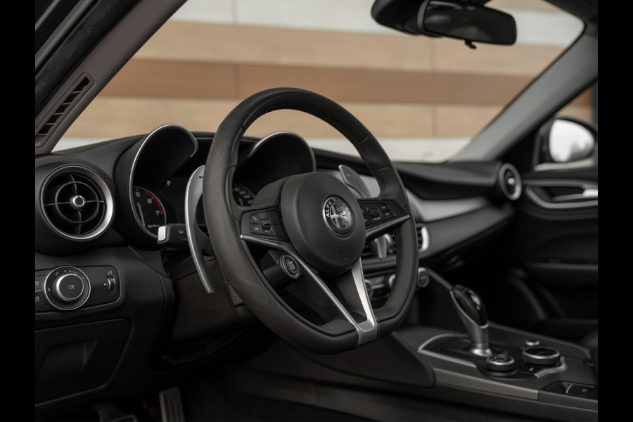 Alfa Romeo Giulia 2.0T 300pk Q2 | Performance Pack | Veloce stoelen | NL-auto | Adapt. onderstel