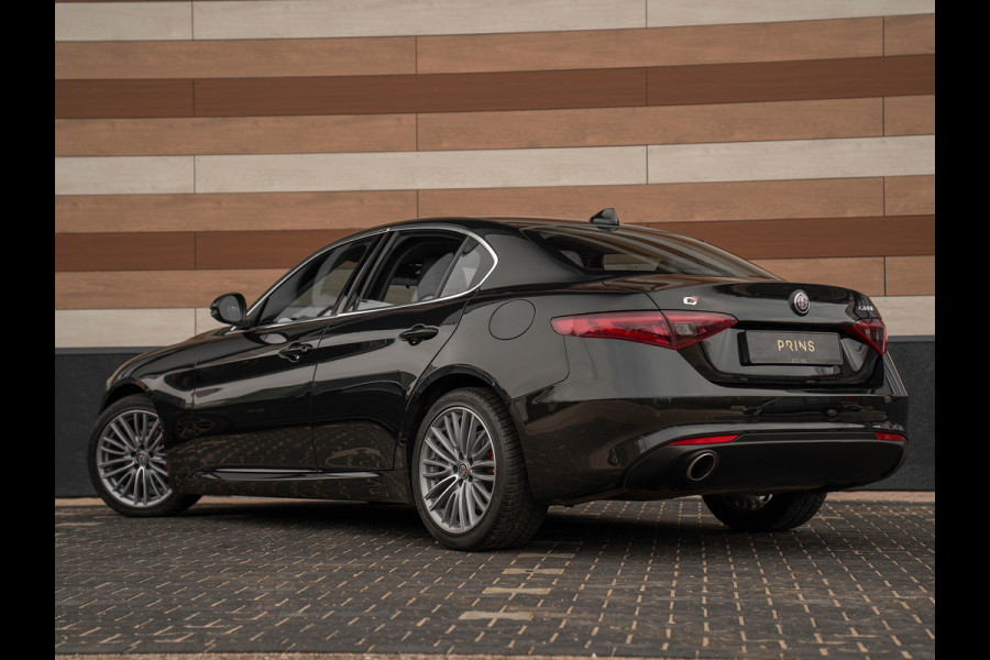 Alfa Romeo Giulia 2.0T 300pk Q2 | Performance Pack | Veloce stoelen | NL-auto | Adapt. onderstel