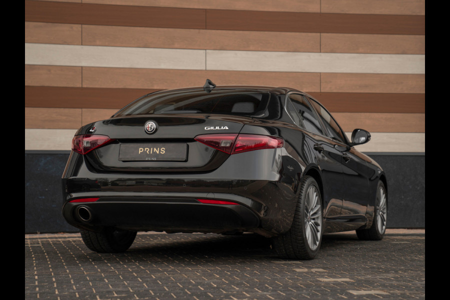 Alfa Romeo Giulia 2.0T 300pk Q2 | Performance Pack | Veloce stoelen | NL-auto | Adapt. onderstel
