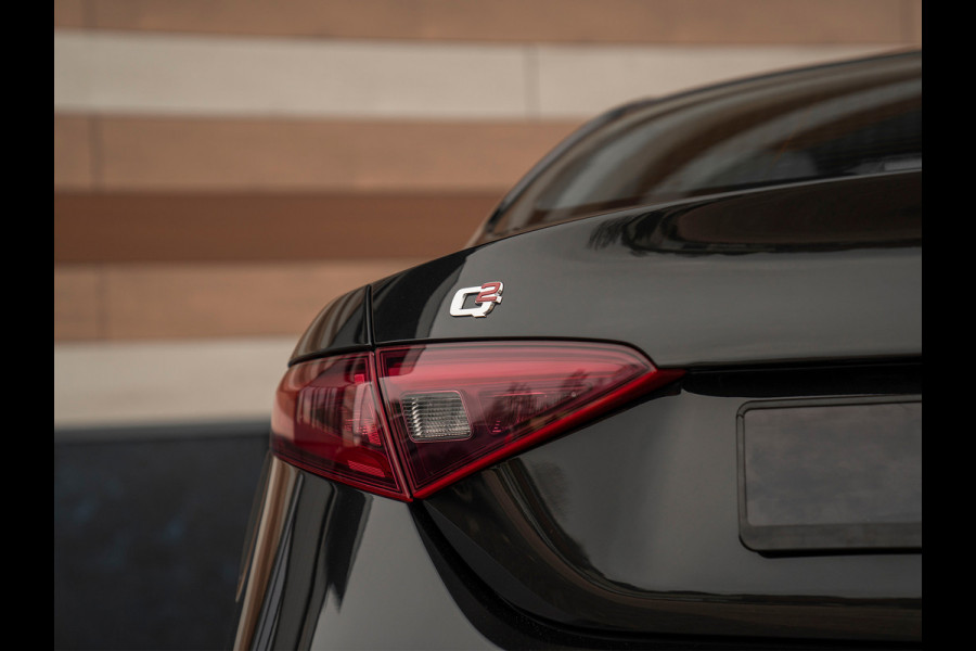 Alfa Romeo Giulia 2.0T 300pk Q2 | Performance Pack | Veloce stoelen | NL-auto | Adapt. onderstel