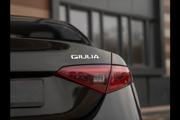 Alfa Romeo Giulia 2.0T 300pk Q2 | Performance Pack | Veloce stoelen | NL-auto | Adapt. onderstel