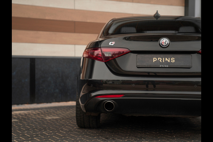 Alfa Romeo Giulia 2.0T 300pk Q2 | Performance Pack | Veloce stoelen | NL-auto | Adapt. onderstel