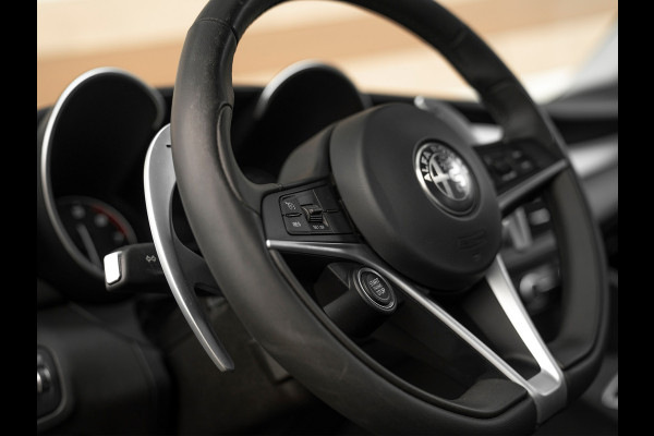 Alfa Romeo Giulia 2.0T 300pk Q2 | Performance Pack | Veloce stoelen | NL-auto | Adapt. onderstel