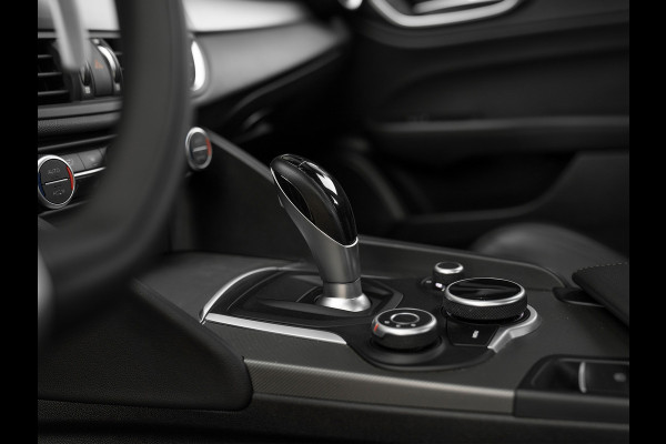 Alfa Romeo Giulia 2.0T 300pk Q2 | Performance Pack | Veloce stoelen | NL-auto | Adapt. onderstel