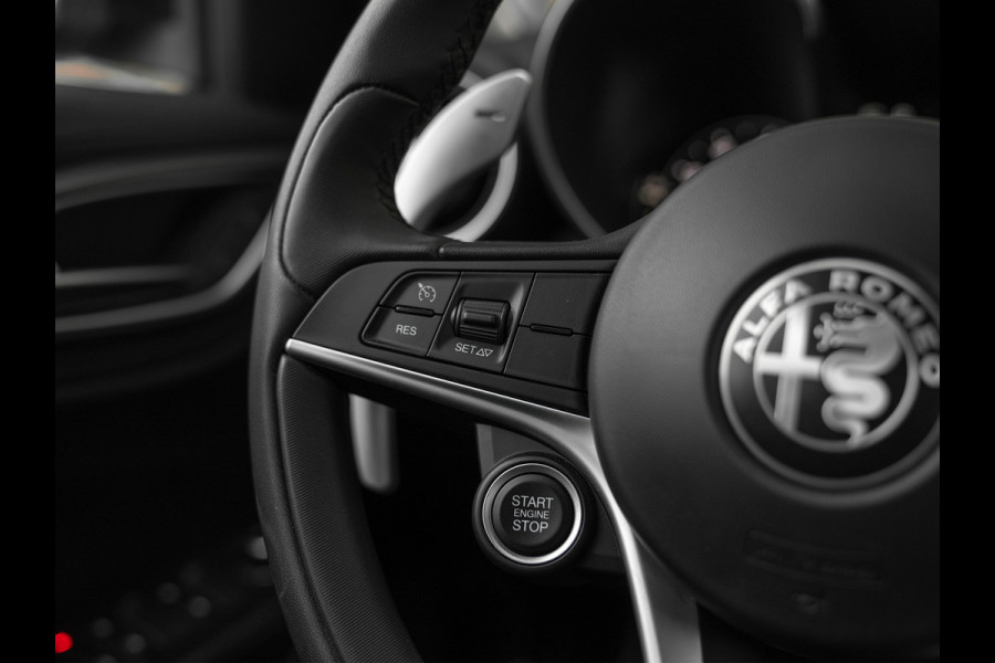 Alfa Romeo Giulia 2.0T 300pk Q2 | Performance Pack | Veloce stoelen | NL-auto | Adapt. onderstel