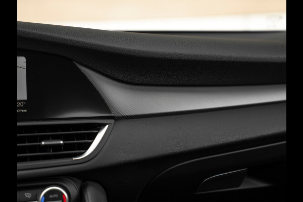 Alfa Romeo Giulia 2.0T 300pk Q2 | Performance Pack | Veloce stoelen | NL-auto | Adapt. onderstel