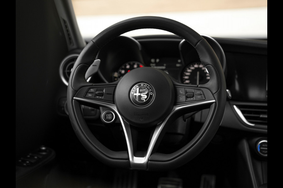 Alfa Romeo Giulia 2.0T 300pk Q2 | Performance Pack | Veloce stoelen | NL-auto | Adapt. onderstel