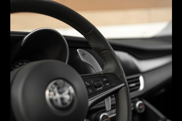 Alfa Romeo Giulia 2.0T 300pk Q2 | Performance Pack | Veloce stoelen | NL-auto | Adapt. onderstel