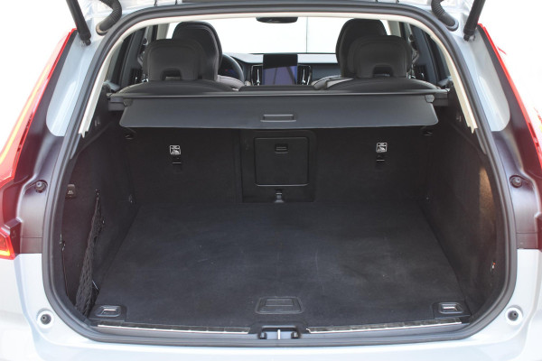 Volvo XC60 T6 350PK Automaat Plug-in Hybrid AWD Plus Dark / Navigatie / Adaptieve Cruisecontrol / Head Up-Display / Panorama dak / Leder / Elektrische stoelen / 360 Camera / Trekhaak /