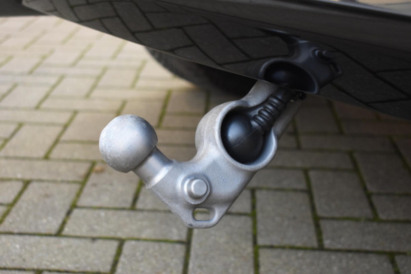 Volvo XC60 T6 350PK Automaat Plug-in Hybrid AWD Plus Dark / Navigatie / Adaptieve Cruisecontrol / Head Up-Display / Panorama dak / Leder / Elektrische stoelen / 360 Camera / Trekhaak /