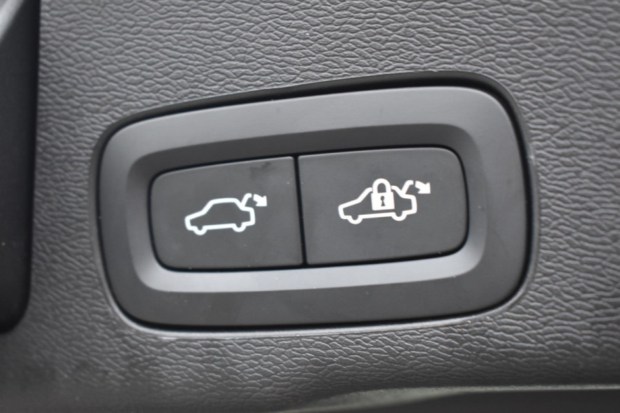 Volvo XC60 T6 350PK Automaat Plug-in Hybrid AWD Plus Dark / Navigatie / Adaptieve Cruisecontrol / Head Up-Display / Panorama dak / Leder / Elektrische stoelen / 360 Camera / Trekhaak /