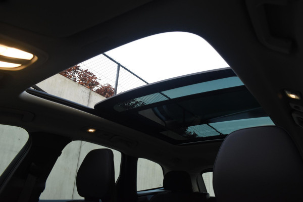 Volvo XC60 T6 350PK Automaat Plug-in Hybrid AWD Plus Dark / Navigatie / Adaptieve Cruisecontrol / Head Up-Display / Panorama dak / Leder / Elektrische stoelen / 360 Camera / Trekhaak /