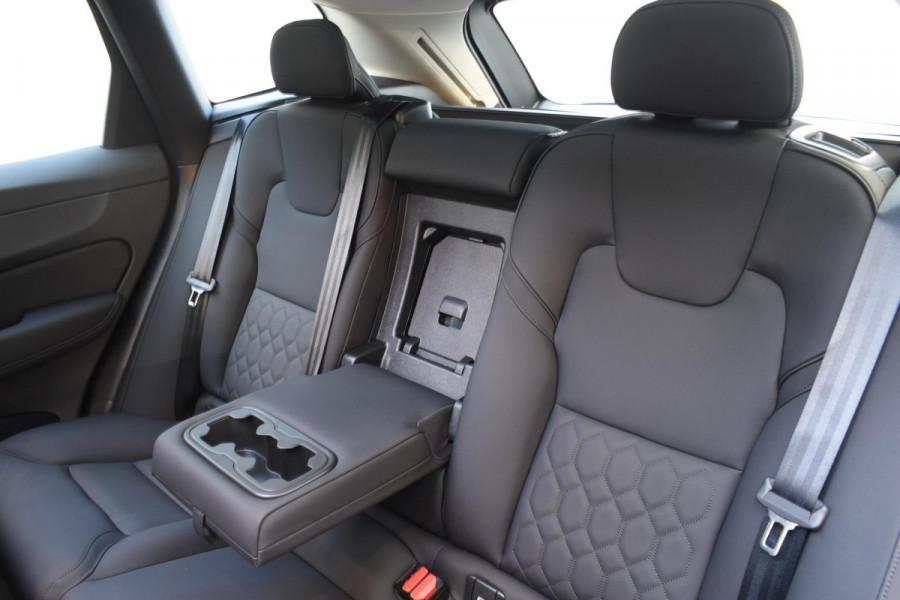 Volvo XC60 T6 350PK Automaat Plug-in Hybrid AWD Plus Dark / Navigatie / Adaptieve Cruisecontrol / Head Up-Display / Panorama dak / Leder / Elektrische stoelen / 360 Camera / Trekhaak /