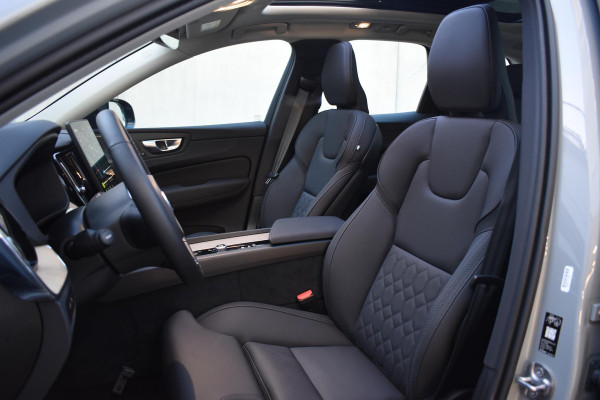 Volvo XC60 T6 350PK Automaat Plug-in Hybrid AWD Plus Dark / Navigatie / Adaptieve Cruisecontrol / Head Up-Display / Panorama dak / Leder / Elektrische stoelen / 360 Camera / Trekhaak /
