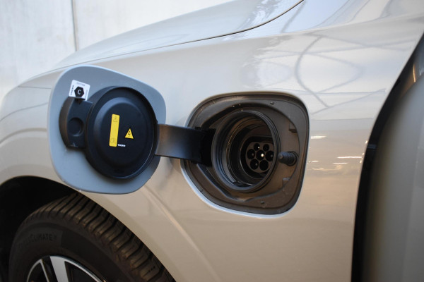 Volvo XC60 T6 350PK Automaat Plug-in Hybrid AWD Plus Dark / Navigatie / Adaptieve Cruisecontrol / Head Up-Display / Panorama dak / Leder / Elektrische stoelen / 360 Camera / Trekhaak /