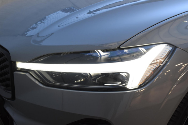 Volvo XC60 T6 350PK Automaat Plug-in Hybrid AWD Plus Dark / Navigatie / Adaptieve Cruisecontrol / Head Up-Display / Panorama dak / Leder / Elektrische stoelen / 360 Camera / Trekhaak /